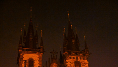 FOTO: Pracovníci přivážejí vánoční strom na Staroměstské náměstí.