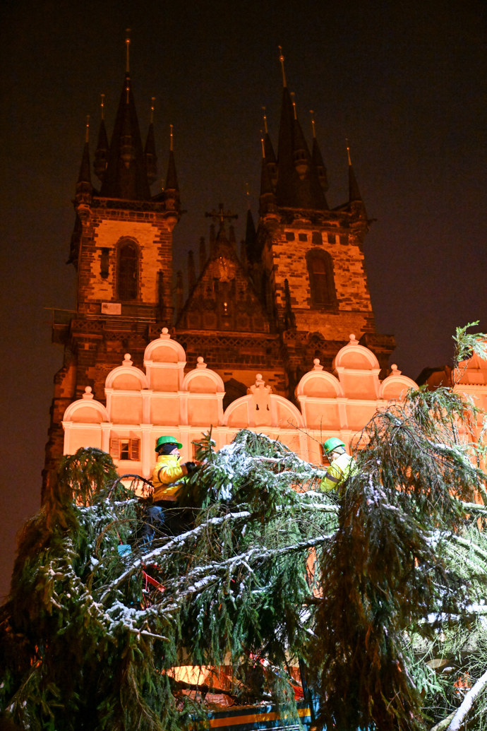 FOTO: Pracovníci přivážejí vánoční strom na Staroměstské náměstí. – stránka 6