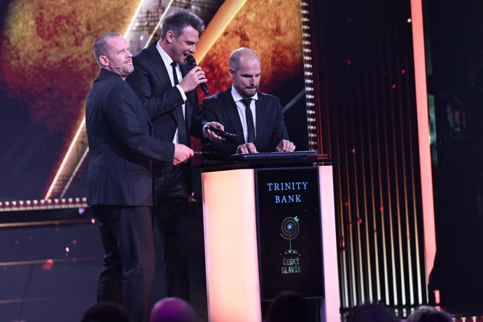 FOTO: Jakub Prachař, Vojtěch Dyk a Jan Maxian předvedli jeden ze svých hitů. – stránka 377