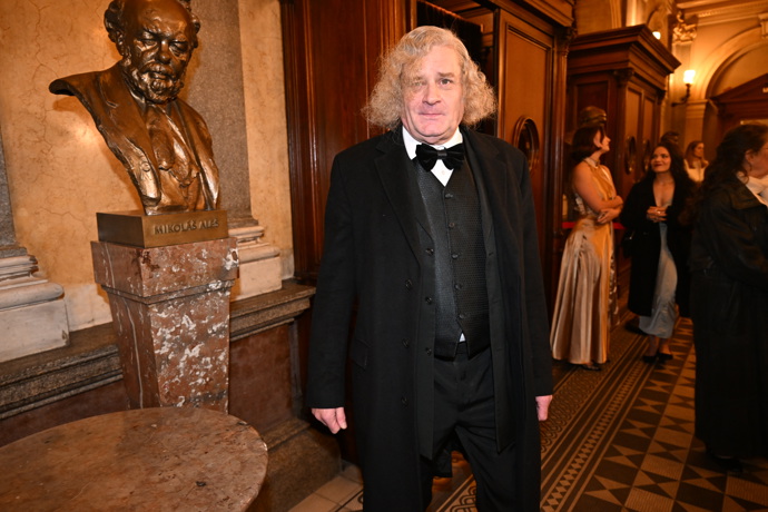 FOTO: Národní divadlo se plní hvězdnými hosty. – stránka 131