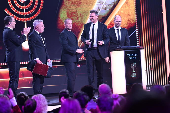 FOTO: Jakub Prachař, Vojtěch Dyk a Jan Maxian předvedli jeden ze svých hitů. – stránka 376