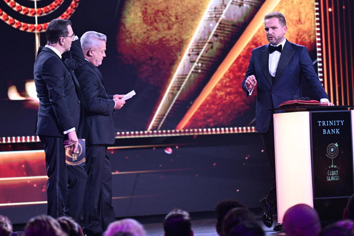 FOTO: Libor Bouček předal stříbrného Slavíka v kategorii zpěvák. – stránka 375