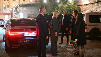 FOTO: Eva Pavlová odjíždí z křtu knihy Markéty Pekarové Adamové.