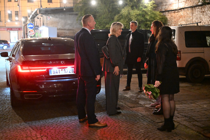 FOTO: Eva Pavlová odjíždí z křtu knihy Markéty Pekarové Adamové. – stránka 94