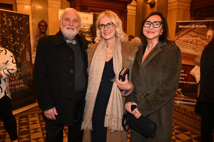 FOTO: Miroslav Mejzlík si společnost žen užíval. – stránka 126