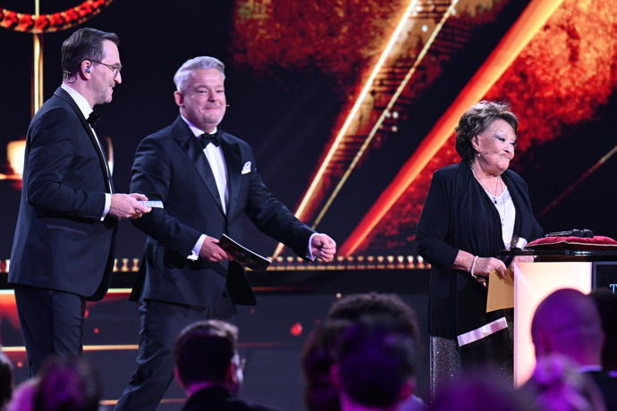 FOTO: Zlatého Slavíka předala Jiřina Bohdalová. – stránka 370