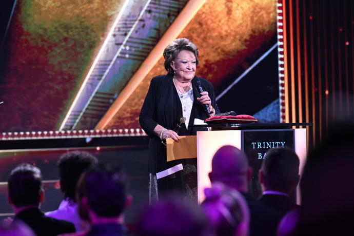 FOTO: Zlatého Slavíka předala Jiřina Bohdalová. – stránka 369