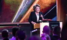 Zlatého Slavíka předala Jiřina Bohdalová.