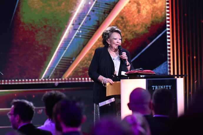 FOTO: Zlatého Slavíka předala Jiřina Bohdalová. – stránka 368