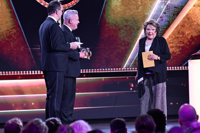 FOTO: Zlatého Slavíka předala Jiřina Bohdalová. – stránka 367