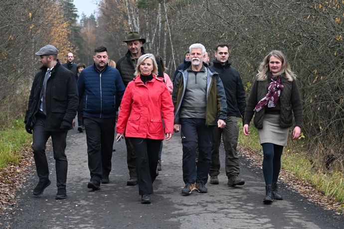 FOTO: Petr Pavel na procházce s Evou Pavlovou. – stránka 153