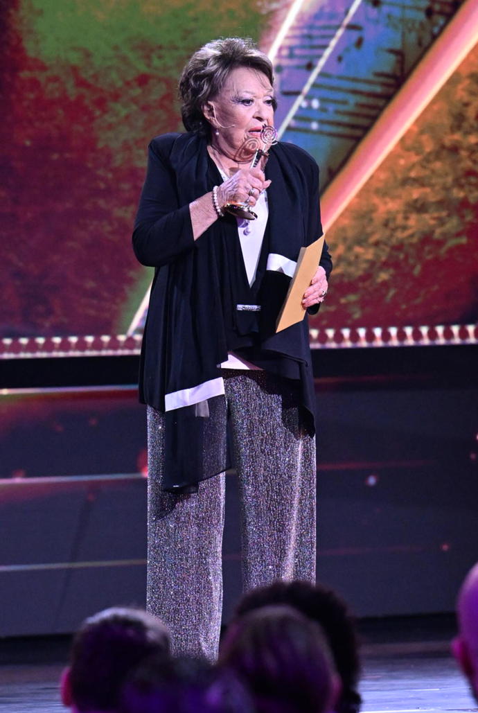 FOTO: Noidovi cenu předávala Jiřina Bohdalová. – stránka 17