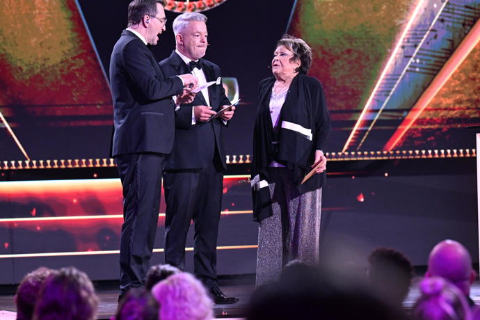 FOTO: Noidovi cenu předávala Jiřina Bohdalová. – stránka 16