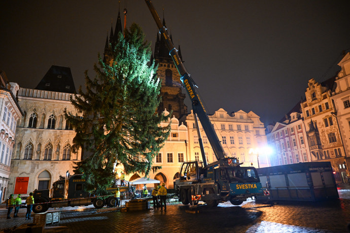 FOTO: Pracovníci přivážejí vánoční strom na Staroměstské náměstí. – stránka 4