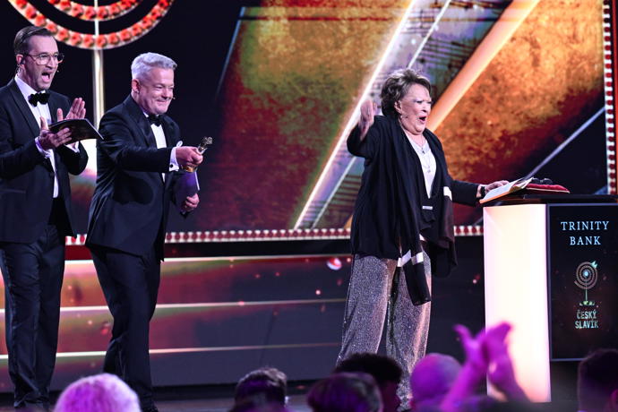 FOTO: Takto se Jiřin Bohdalová radovala, když zjistila, že zlatého Slavíka získal Václav Noid Bárta. – stránka 13