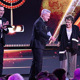 Takto se Jiřin Bohdalová radovala, když zjistila, že zlatého Slavíka získal Václav Noid Bárta. 