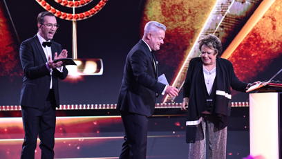 FOTO: Takto se Jiřin Bohdalová radovala, když zjistila, že zlatého Slavíka získal Václav Noid Bárta.