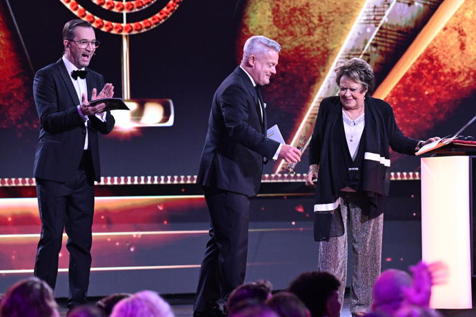 FOTO: Takto se Jiřin Bohdalová radovala, když zjistila, že zlatého Slavíka získal Václav Noid Bárta. – stránka 12