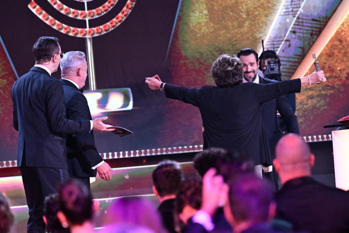 FOTO: Takto se Jiřin Bohdalová radovala, když zjistila, že zlatého Slavíka získal Václav Noid Bárta. – stránka 11