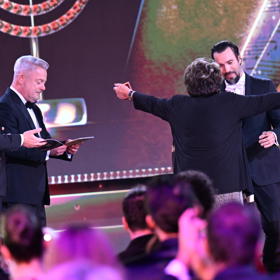 Takto se Jiřin Bohdalová radovala, když zjistila, že zlatého Slavíka získal Václav Noid Bárta. 