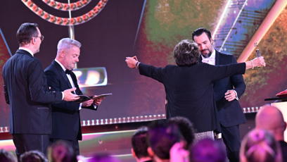 FOTO: Takto se Jiřin Bohdalová radovala, když zjistila, že zlatého Slavíka získal Václav Noid Bárta.