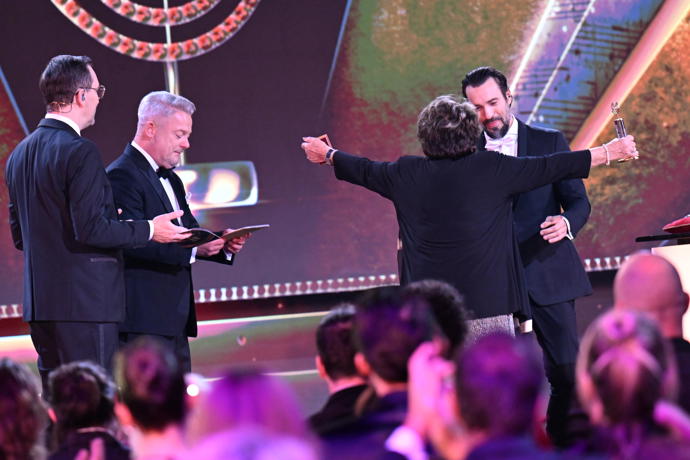 FOTO: Takto se Jiřin Bohdalová radovala, když zjistila, že zlatého Slavíka získal Václav Noid Bárta. – stránka 10