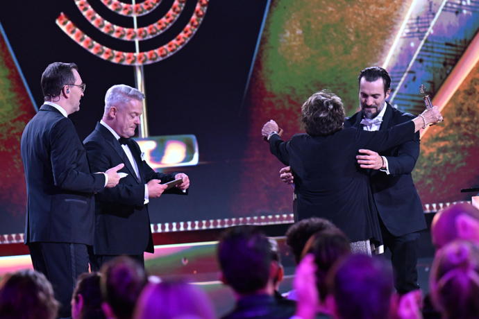 FOTO: Takto se Jiřin Bohdalová radovala, když zjistila, že zlatého Slavíka získal Václav Noid Bárta. – stránka 9