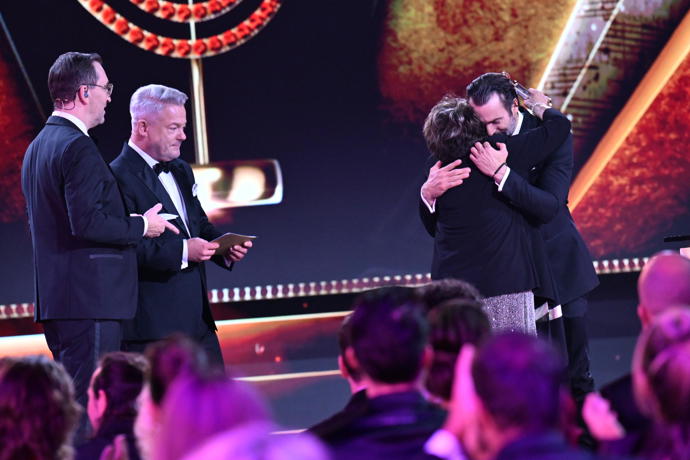 FOTO: Takto se Jiřin Bohdalová radovala, když zjistila, že zlatého Slavíka získal Václav Noid Bárta. – stránka 8