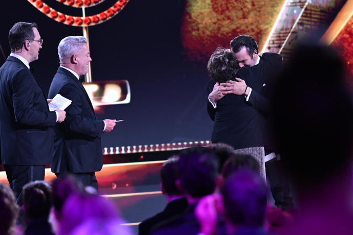 FOTO: Takto se Jiřin Bohdalová radovala, když zjistila, že zlatého Slavíka získal Václav Noid Bárta. – stránka 7