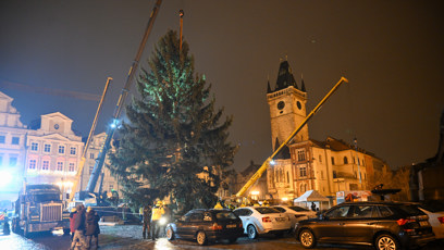 FOTO: Strom od večera stojí na Staromáku.