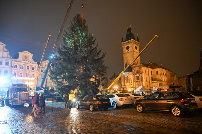 FOTO: Strom od večera stojí na Staromáku. – stránka 3
