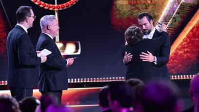 FOTO: Noid přijímá gratulace od Jiřiny Bohdalové.