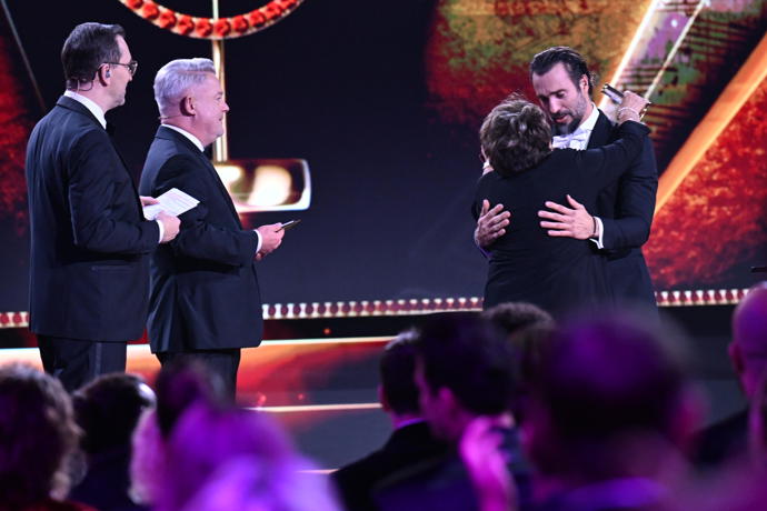 FOTO: Noid přijímá gratulace od Jiřiny Bohdalové. – stránka 6