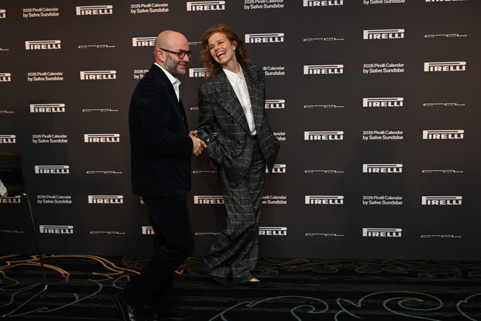 FOTO: Eva Herzigová spolu s fotografem Sølvem Sundsbøem. – stránka 2