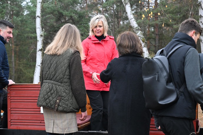 FOTO: Eva Pavlová ve vláčku. – stránka 133