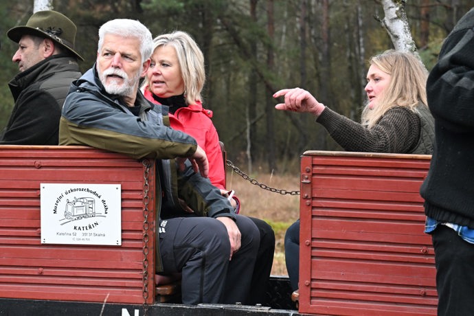 FOTO: Petr Pavel a Eva Pavlová ve vláčku. – stránka 151