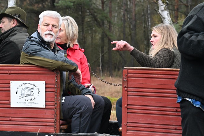 FOTO: Petr Pavel a Eva Pavlová ve vláčku. – stránka 150