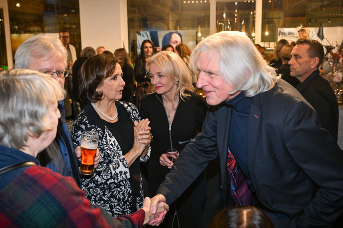 FOTO: Ivan Hubač dorazil na premiéru filmu Máma po boku své přítelkyně Veroniky Žilkové. – stránka 38