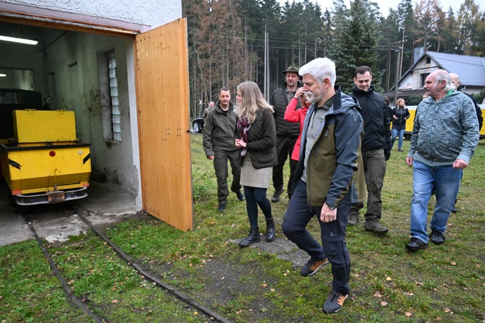 FOTO: Petr Pavel a Eva Pavlová v železničním depu. – stránka 129