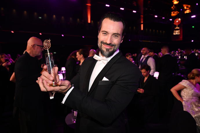 FOTO: Václav Noid Bárta, který se stal Zlatým Slavíkem. – stránka 73