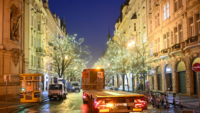 FOTO: Na Pařížské ulici už svítí světýlka.