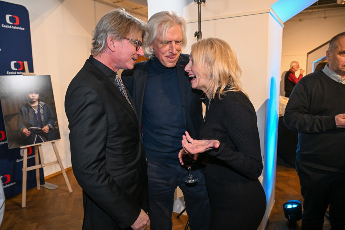 FOTO: Jiří Strach, Ivan Hubač a Veronika Žilková se velmi dobře bavili. – stránka 35