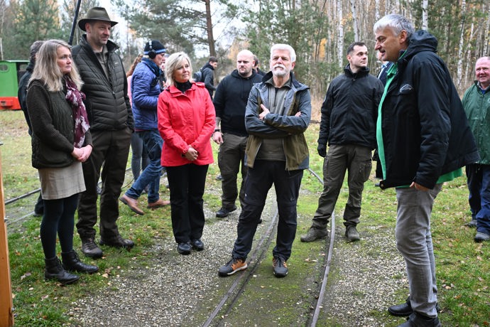 FOTO: Petr Pavel a Eva Pavlová v železničním depu. – stránka 128