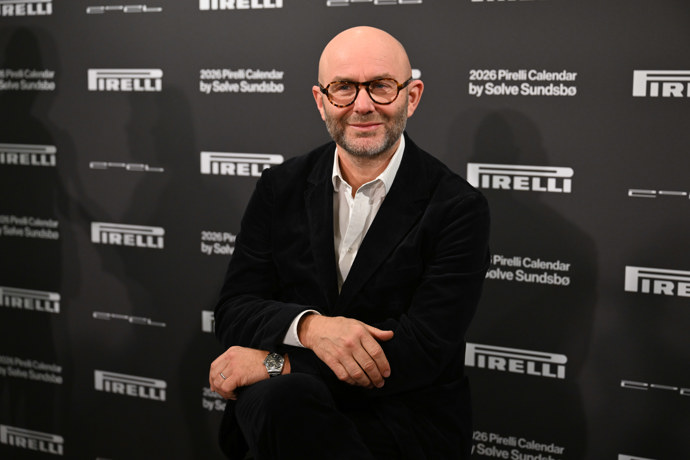 FOTO: Fotograf kalendáře Pirelli 2026, Sølve Sundsbø. – stránka 1