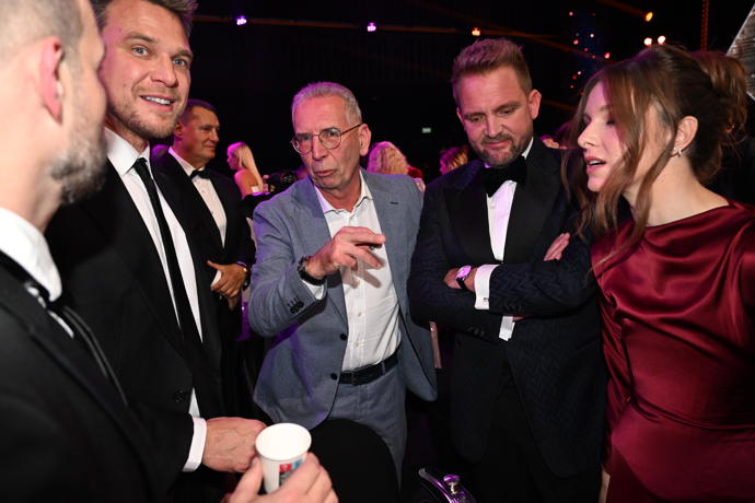 FOTO: V zákulisí už se slaví. – stránka 71