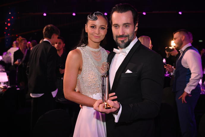 FOTO: Václav Noid Bárta se stal Zlatým Slavíkem. Oporou mu byla jeho žena Eliška. – stránka 69