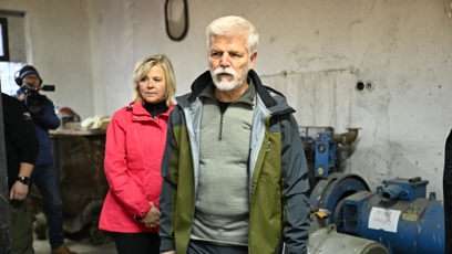 FOTO: Petr Pavel a Eva Pavlová v železničním depu.