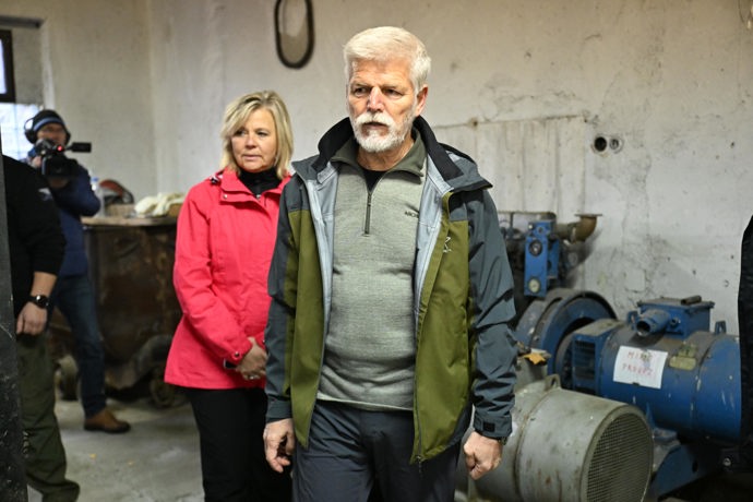 FOTO: Petr Pavel a Eva Pavlová v železničním depu. – stránka 126