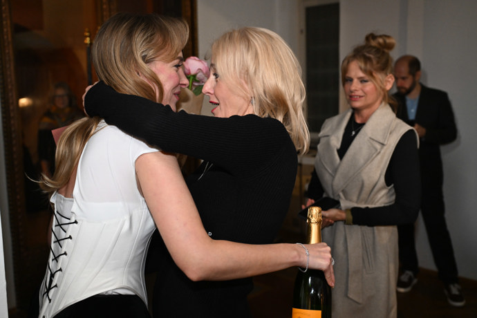 FOTO: Elizaveta Maximová s Veronikou Žilkovou. – stránka 9