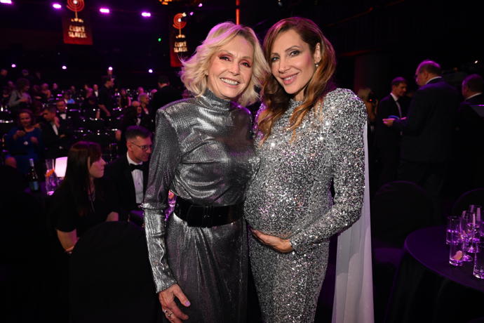 FOTO: Helena Vondráčková s Olgou Lounovou. – stránka 66